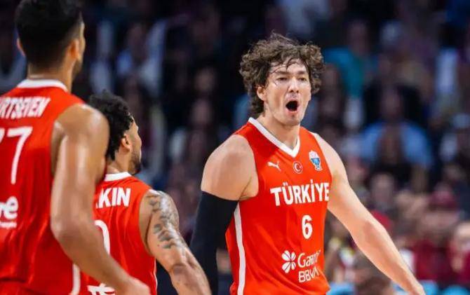 关于皖南暴熊队对阵齐鲁雪豹队，拳击半决赛险胜，内线统治篮板——赛后更衣室沸腾的信息