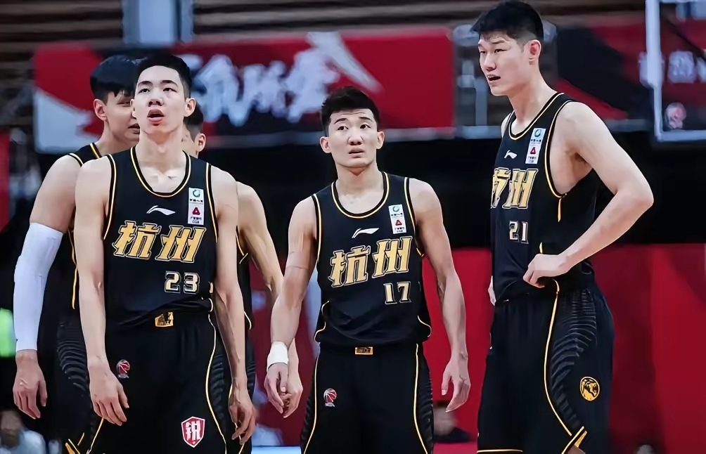 广厦男篮训练开放日；清晨防线松动引欢呼；NBA常规赛在即；赛季目标并未改变的简单介绍